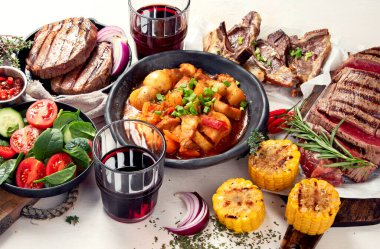 Et tabakları. Çeşitli et tabakları. Vejetaryen olmayan yemek afişi. 