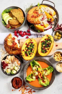 Vejetaryen gıda konsepti. Vitaminler, antioksidanlar, arka planda lifler, üst görünümde çeşitli sağlıklı vegan yemekleri..