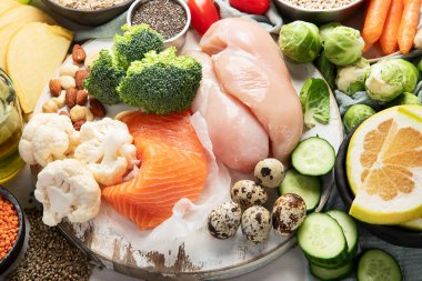 Beyaz arka planda sağlıklı yiyecek seçimi. Detoks ve temiz diyet konsepti. Yüksek miktarda vitamin, mineral ve antioksidan içeren yiyecekler. Yaş karşıtı yiyecekler. Üst görünüm.