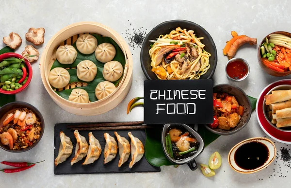 어두운 배경에서 음식을 요리를 위에서 아시아 음식의 위에서 — 스톡 사진