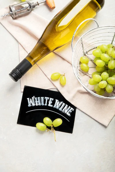 Flat Lay Van Witte Wijn Glazen Kurkentrekkers Een Witte Achtergrond — Stockfoto