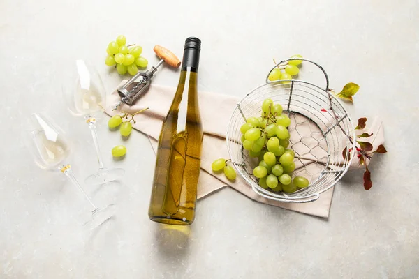 Beyaz Arka Planda Beyaz Şarap Tirbuşon Üst Manzara Geniş Kompozisyon — Stok fotoğraf