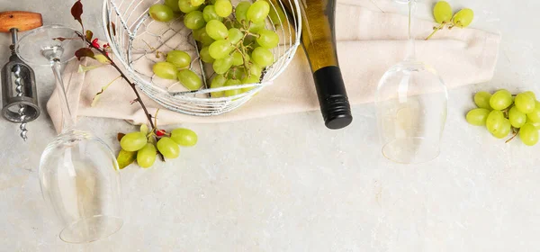 白葡萄酒平铺在玻璃杯和软木塞螺丝白色背景 顶部视图 组成广泛 葡萄酒吧 葡萄酒变质的概念 具有复制空间的全景 — 图库照片
