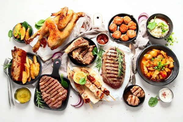 肉メイン料理 様々な肉のプレート ベジタリアンではない食べ物のバナー トップ表示 — ストック写真