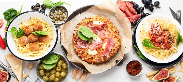 Volledige Tafel Van Italiaanse Maaltijden Borden Boord Pizza Pasta Gehaktballen — Stockfoto