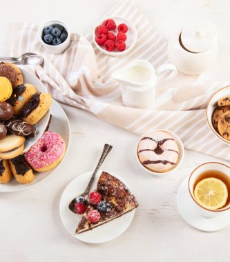 Kurabiye tezgahı, mini kekler, çay için kurabiyeler.