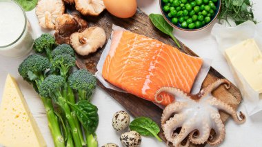 Beyaz arkaplanda D vitamini bakımından zengin ürünlerin bileşimi, üst görünüm.