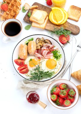 Yağda yumurta, sosis, pastırma ve kızarmış ekmek ile İngiliz kahvaltısı.