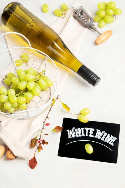 Flat Lay White Wine Glasses Corkscrews White Background Top View —  Fotos de Stock