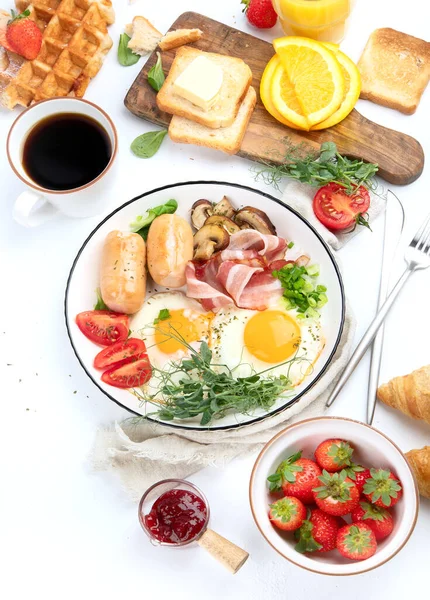 Yağda yumurta, sosis, pastırma ve kızarmış ekmek ile İngiliz kahvaltısı.