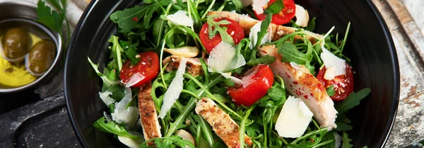 Chicken Breast Fresh Vegetable Salad Lettuce Arugula Spinach Parmesan Tomatoes — Stok fotoğraf