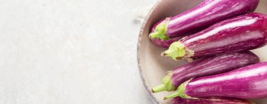 Tarafsız arka planda taze patlıcan. Sağlıklı beslenmenin popüler bir bileşeni. Üst görünüm, boşluk kopyala, panoram