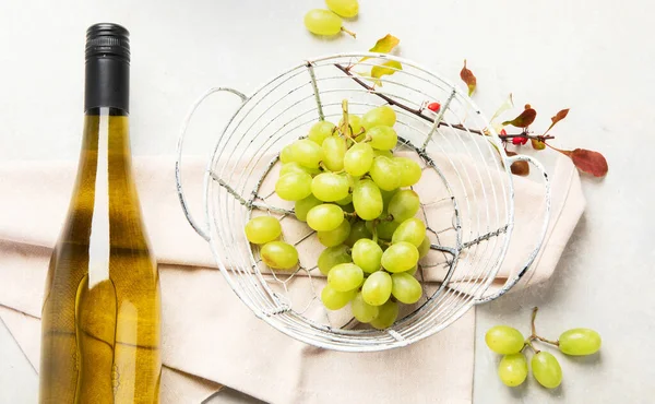 Flat Lay White Wine Glasses Corkscrews White Background Top View —  Fotos de Stock