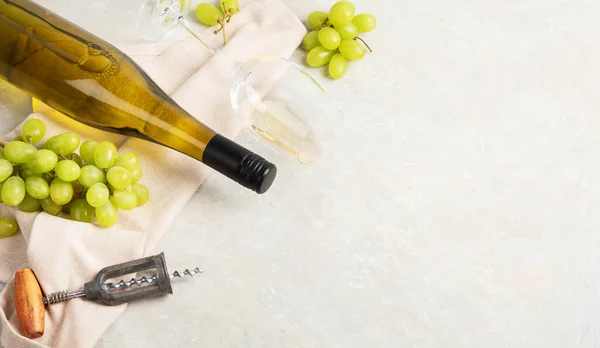 Flat Lay White Wine Glasses Corkscrews White Background Top View — Foto Stock