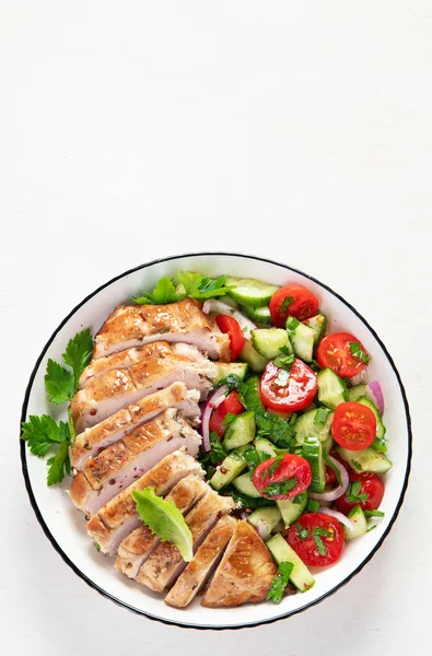 Grilled Chicken Breast Fillet Fresh Vegetable Salad Lettuce Arugula Spinach — 图库照片