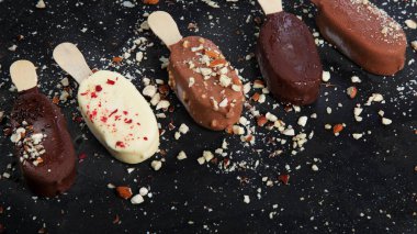 Esmer arka planda buzlu dondurma çeşitleri. Bahar doğal arka plan. 