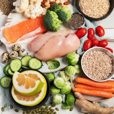 Beyaz arka planda sağlıklı yiyecek seçimi. Detoks ve temiz diyet konsepti. Yüksek miktarda vitamin, mineral ve antioksidan içeren yiyecekler. Yaş karşıtı yiyecekler. Üst görünüm.