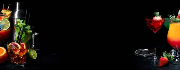 Набор Разнообразных Красочных Коктейлей Черном Фоне Классическая Концепция Длинных Коктейлей — стоковое фото