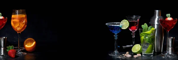 Set Med Olika Färgglada Cocktails Svart Bakgrund Klassiskt Long Drink — Stockfoto