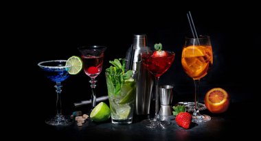 Siyah arka planda çeşitli renkli kokteyller. Klasik uzun içki kokteyl menüsü konsepti. Pankart