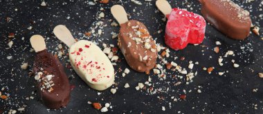 Esmer arka planda buzlu dondurma çeşitleri. Bahar doğal arka plan. panorama