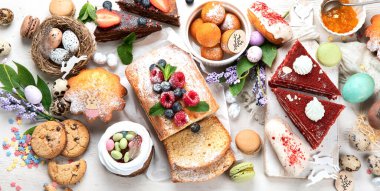 Paskalya tatlıları masası. Bayram dekorasyonlu güzel bir Paskalya tatili konsepti. Üst manzara, düz uzanma