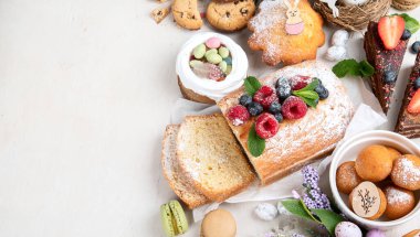 Paskalya tatlıları masası. Bayram dekorasyonlu güzel bir Paskalya tatili konsepti. Üst görünüm, alanı kopyala
