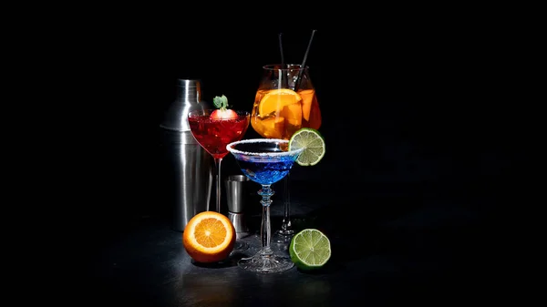 Set Vari Cocktail Colorati Sfondo Nero Classico Concetto Menu Cocktail — Foto Stock