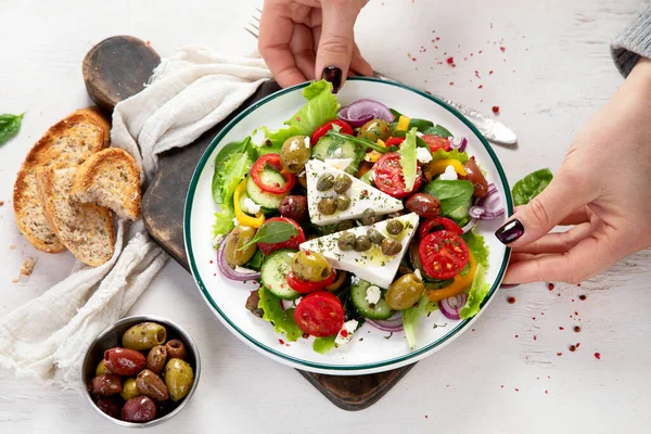 希腊沙拉 新鲜黄瓜 西红柿 红洋葱 羊乳酪和橄榄与橄榄油的白色背景 健康食品 头条新闻 — 图库照片