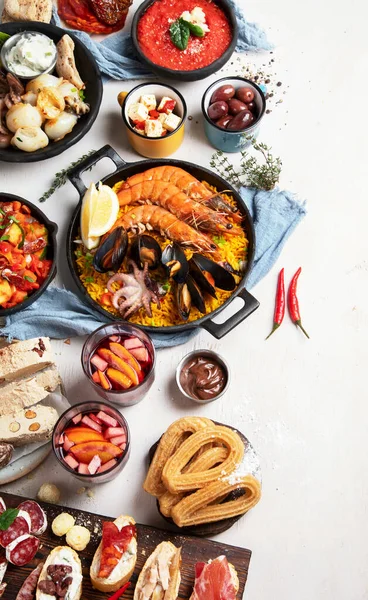 典型的西班牙塔帕斯概念 概念包括果酱 什锦香肠 意式香肠 碗与橄榄 平底锅与海鲜 桑格利亚 搅拌器在一个白色的背景 顶部视图 复制空间 — 图库照片