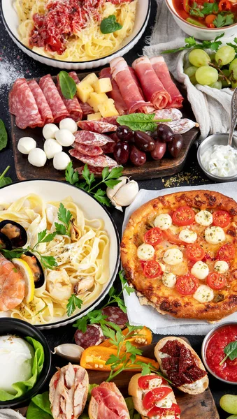 Italienische Gerichte Auf Dunklem Hintergrund Konzept Der Traditionellen Italienischen Küche — Stockfoto