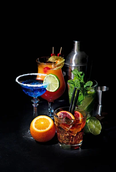 Set Aus Verschiedenen Bunten Cocktails Auf Schwarzem Hintergrund Klassisches Konzept — Stockfoto