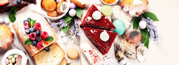 Paskalya Tatlıları Masası Bayram Dekorasyonlu Güzel Bir Paskalya Tatili Konsepti — Stok fotoğraf