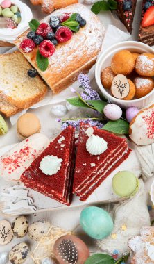 Paskalya tatlıları masası. Bayram dekorasyonlu güzel bir Paskalya tatili konsepti. Üst görünüm