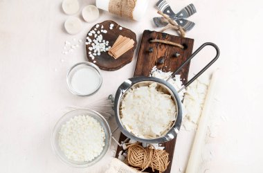 Beyaz arka planda ev yapımı doğal eko soya mumları. Loş mumlar yapıyorum. Üst görünüm, alanı kopyala