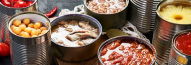 Teneke kutularda çeşitli sebzeler, et, balık ve meyveler. Karanlık bir arka planda. Üst Manzara. Panorama, bayrak.