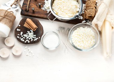 Beyaz arka planda ev yapımı doğal eko soya mumları. Loş mumlar yapıyorum. Üst görünüm, alanı kopyala