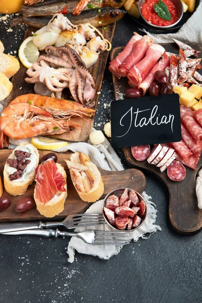 Typische Italiaanse Tapas Met Jamon Plakjes Chorizo Salami Olijven Aardappelen — Stockfoto
