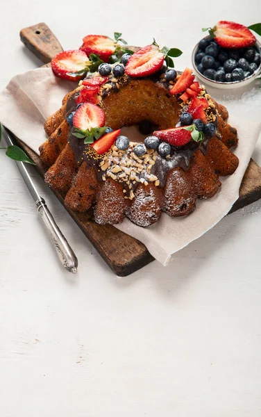 Ciasto Bundt Truskawkami Jagodami Jasnym Tle Świąteczny Tort Widok Góry — Zdjęcie stockowe