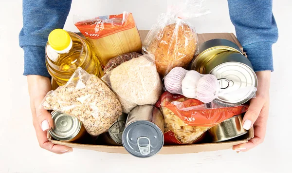 光の背景に異なる製品の食品寄付箱 トップビュー 配送の考え方 — ストック写真