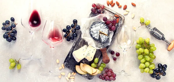 Pink Red Wine Served Cheeses Nuts Grapes Glasses Wine Delicious — Photo