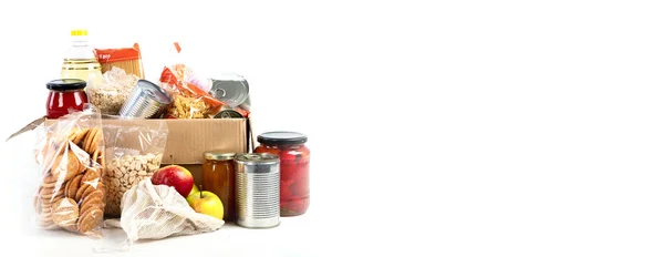 光の背景に異なる製品の食品寄付箱 トップビュー 寄付や配送のコンセプト パノラマ バナー コピースペース — ストック写真