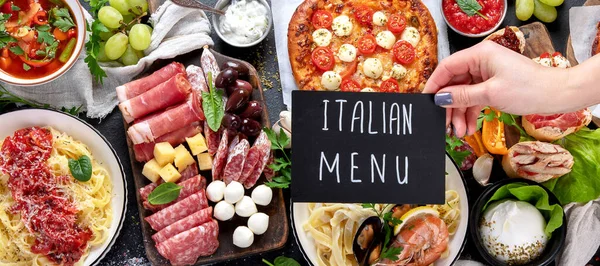 어두운 배경에는 이탈리아 요리가 있습니다 전통적 이탈리아 개념이다 식사와 식욕을 — 스톡 사진