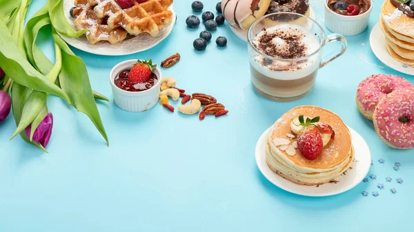 Summer Spring Breakfast Cup Hot Cappuccino Coffee Pancakes Waffles Coffee — Fotografie, imagine de stoc