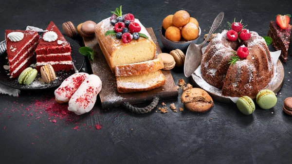 Verschillende Desserts Donkere Achtergrond Heerlijke Zoete Desserttafel Met Pond Cake — Stockfoto