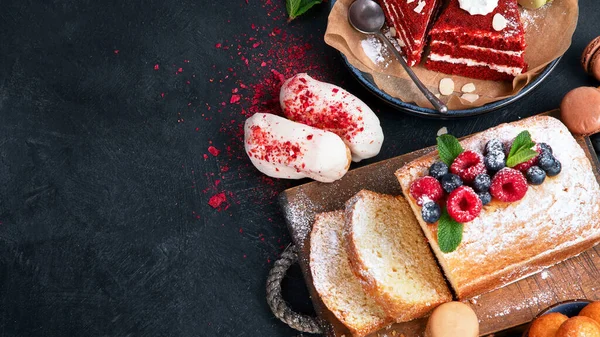 Koyu Arkaplanda Farklı Tatlılar Pastalı Çikolatalı Kırmızı Kadife Kekli Lezzetli — Stok fotoğraf