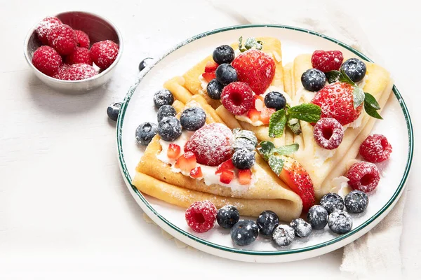 Healthy Breakfast Homemade Traditional Crepes Pancakes Fresh Berries Morning Light — Foto Stock