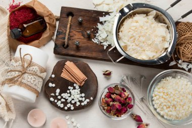 Ev yapımı doğal beyaz eko soya mumları cam, fitil, parfüm. Hobi için fikir, iş için. Beyaz arka planda sağlığa zarar vermeden modaya uygun mumlar yapmak. Üst görünüm.