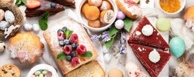 Paskalya tatlıları masası. Bayram dekorasyonlu güzel bir Paskalya tatili konsepti. Üst görünüm, afiş