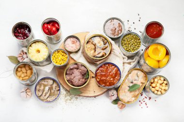 Teneke kutularda çeşitli sebzeler, et, balık ve meyveler. Beyaz bir arka planda. Üst görünüm.